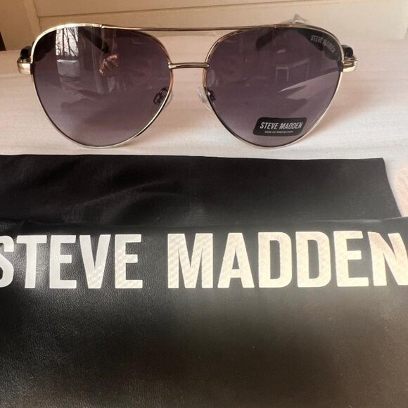 Steve Madden,  Aviator Sunglasses - Picture 2 of 3